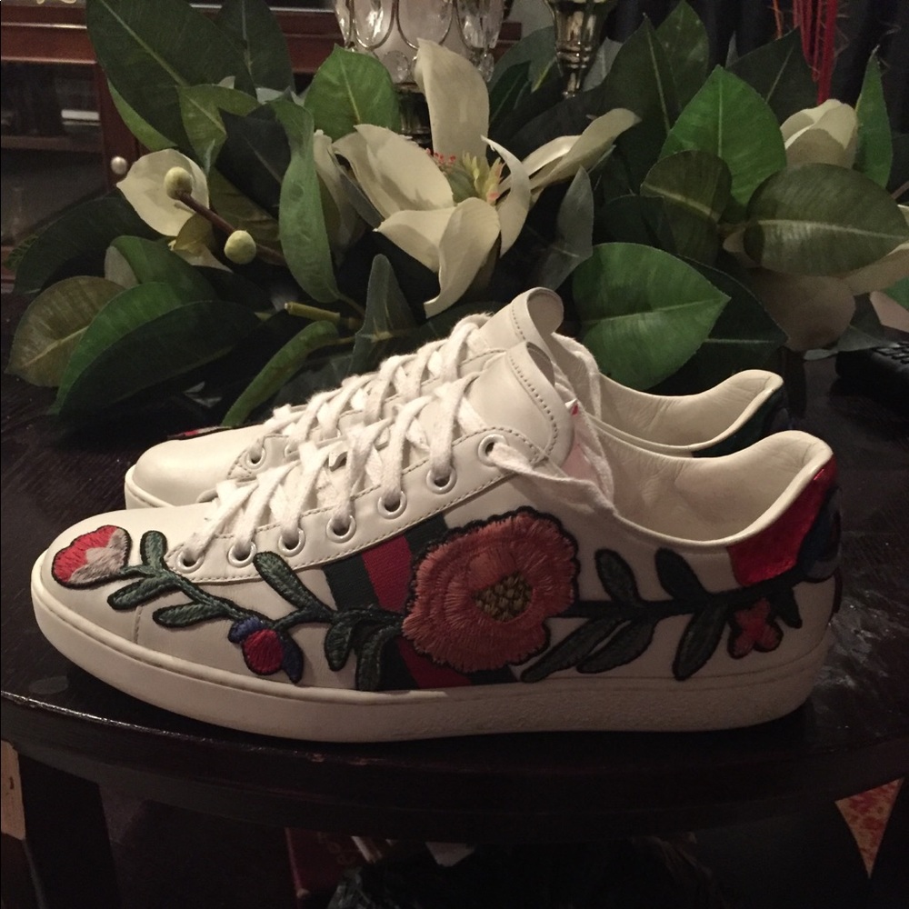 🎉SOLD🎉Gucci floral embroidered sneakers